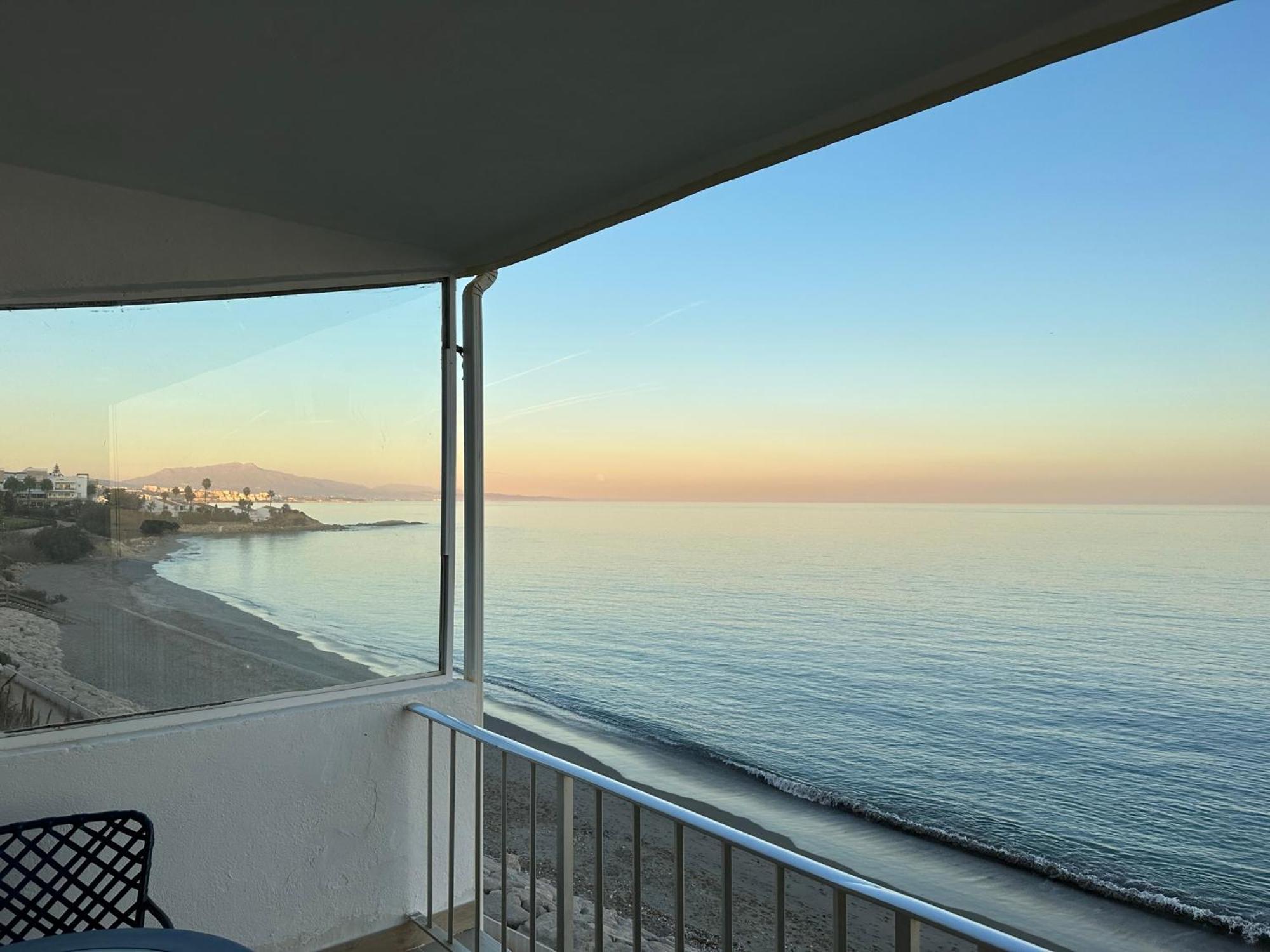 Appartement Beachfront, Top Floor Corner 2-Bed, Estepona Paseo Extérieur photo